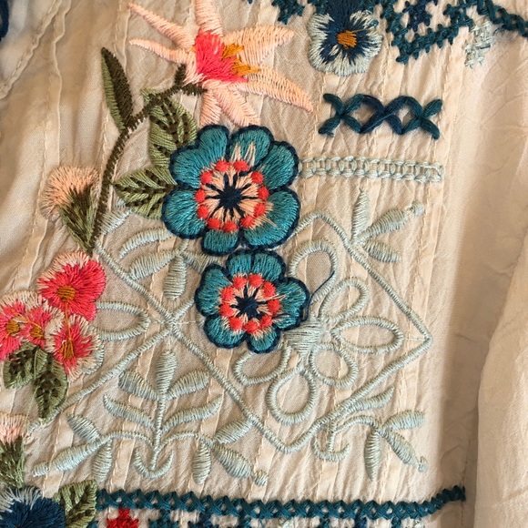 JOHNNY WAS * Light Gray Embroidered Floral Top - Picture 7 of 8